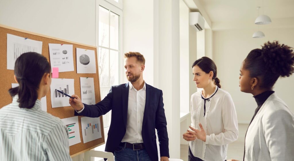 Équipe en discussion autour d'un tableau
