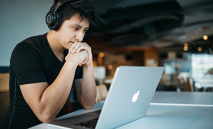 Étudiant Skolae suivant un cours à distance avec son ordinateur portable