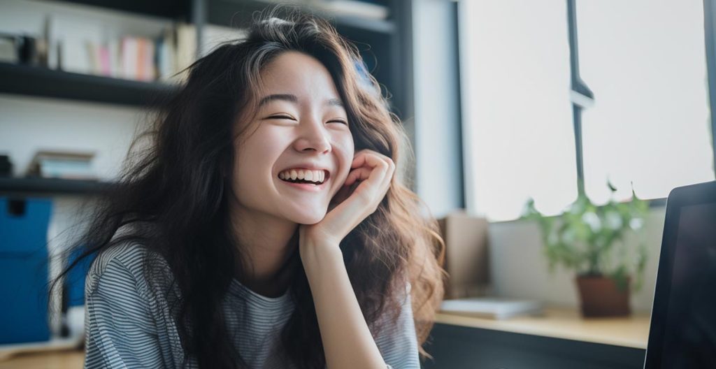 Étudiante souriante travaillant depuis chez elle