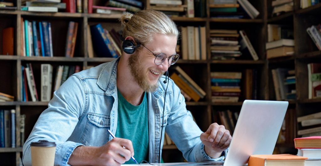 Étudiant Skolae Online concentré devant son ordinateur
