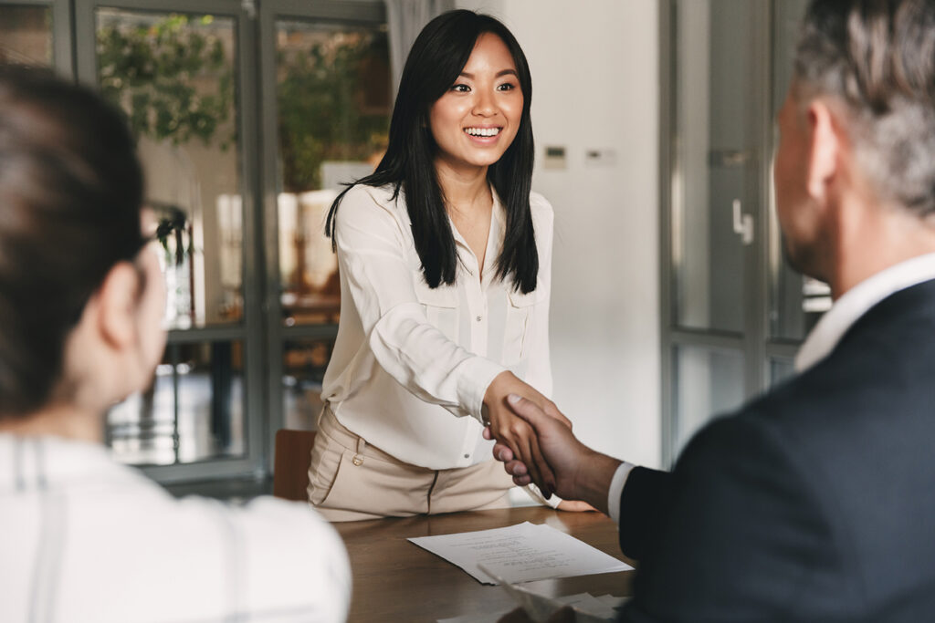 Poignée de main lors d'un entretien de recrutement en entreprise