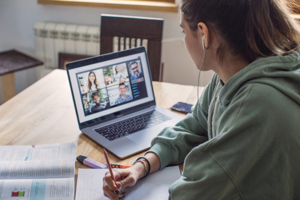 Étudiante Skolae Online en visioconférence sur son ordinateur